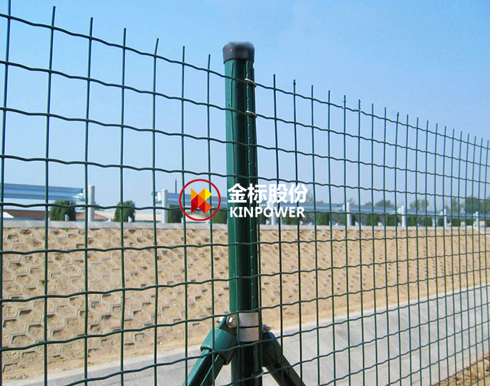 湖北宜昌巴東高速公路隔離柵由金標股份團隊打造完成，安裝后無(wú)明顯翹曲現象，網(wǎng)面平整堅固，所有鋼構件均進(jìn)行了防腐處理。