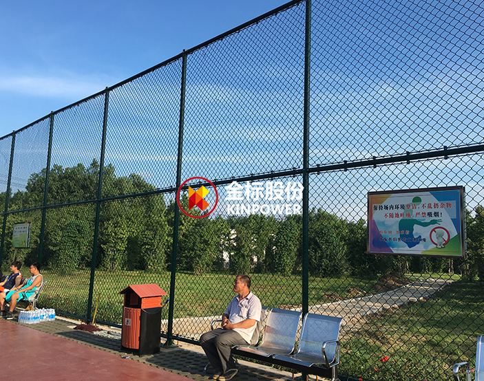 漢王公園籃球場(chǎng)隔離柵最大的特點(diǎn)是由金標設計的勾花網(wǎng)和框架焊接而成，黑絲和鍍鋅絲的每個(gè)連接點(diǎn)都是鉤編設計，不僅好看，當遇到外力的時(shí)候會(huì )自動(dòng)擴張或收縮，以達到很好的緩沖效果，緩解球體反彈對人體造成傷害。
