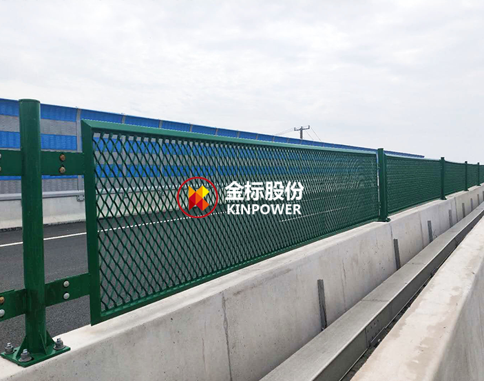 金標股份為湖北荊州洪湖至監利段高速公路安裝設計了防眩網(wǎng)隔離柵，隔離柵不僅起到隔離行人和牲畜誤入公路的作用，防眩功能還可以有效地緩解夜間車(chē)輛行駛過(guò)程中會(huì )車(chē)時(shí)對面車(chē)輛的遠光燈給司機造成刺眼炫目的不良影響，